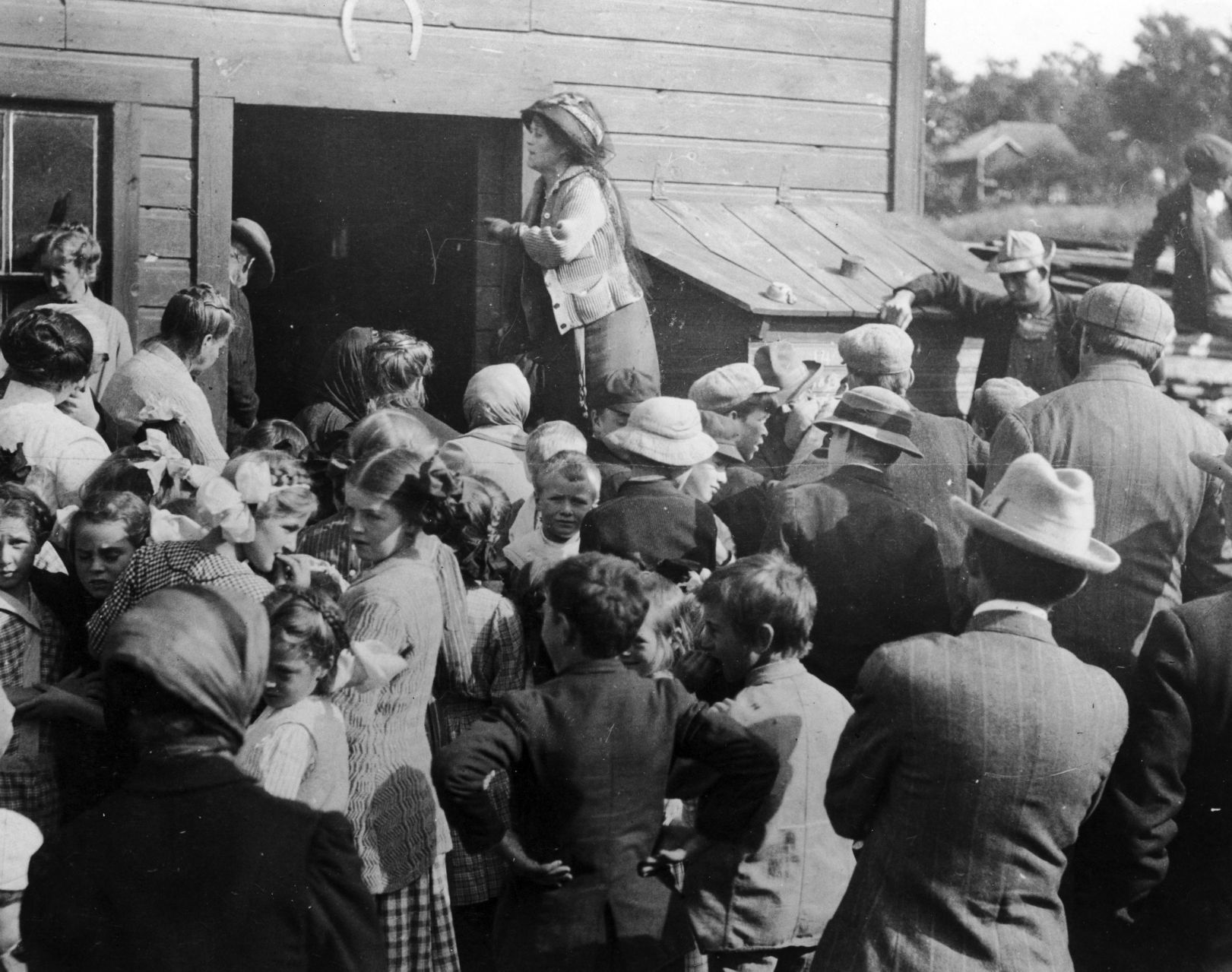 Belle Case La Follette addressing farmers, 1915